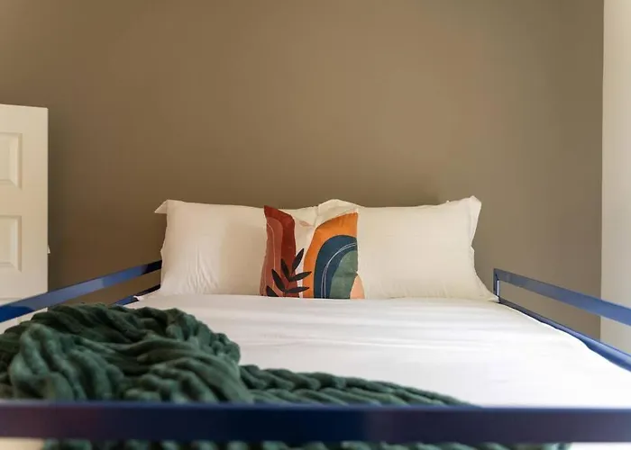 Perfectly Located-Walk To Bars- Close To Broadway