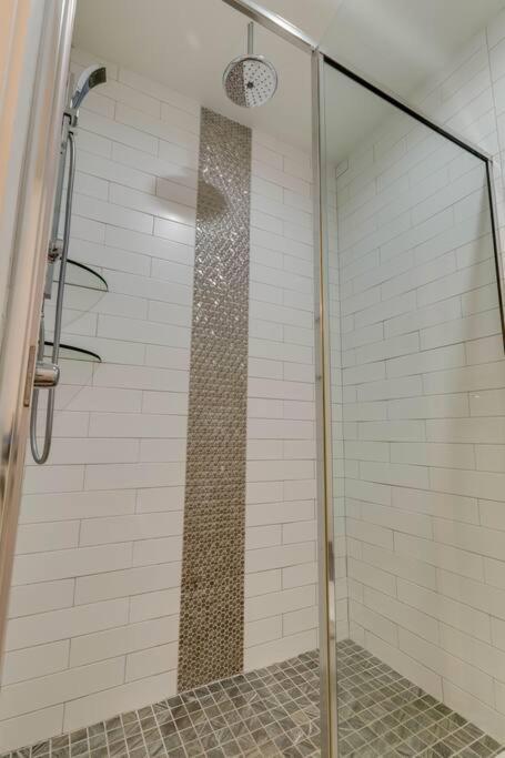 Perfectly Located-walk To Bars- Close To Broadway Holiday home *