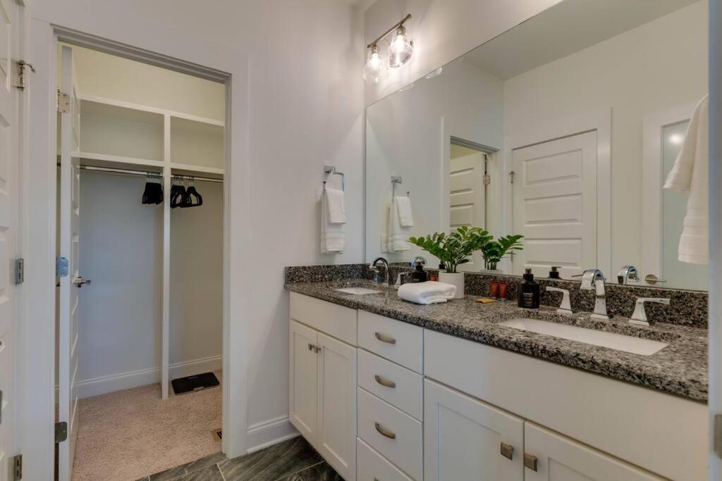 Holiday home Perfectly Located-walk To Bars- Close To Broadway *